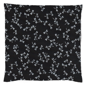 Stoff mit weißem Libellen-Muster auf schwarzem Hintergrund, geeignet für Dinkelspelzkissen in verschiedenen Größen.